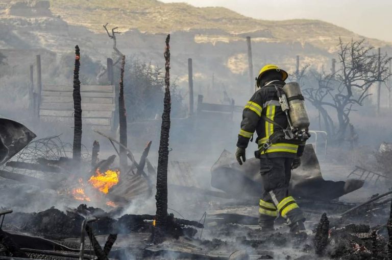 Terrible una familia se quedó en la calle tras el incendio de su casa