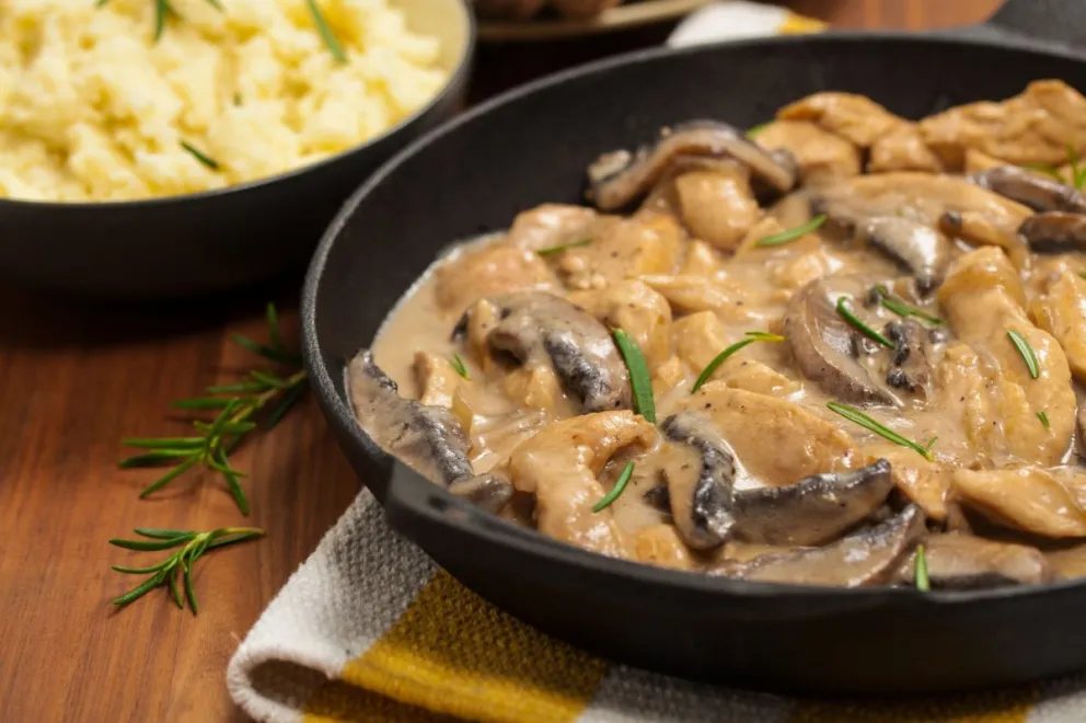 Una receta imperdible: pollo a la crema con champiñones