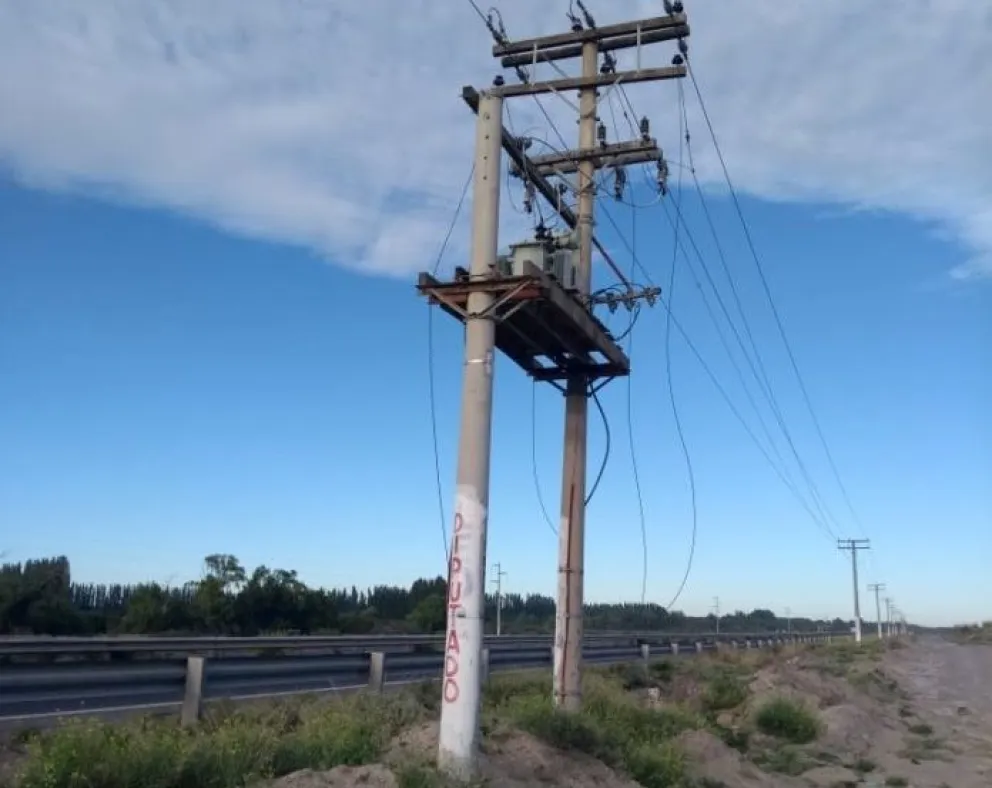 Robaron más de un kilómetro de cables de media tensión y una ciudad del Alto Valle quedó a oscurar