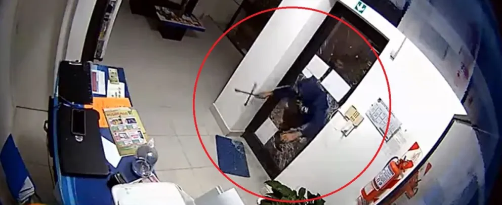 Todo registrado: delincuentes rompieron la puerta de una conocida peluquería y robaron de todo 