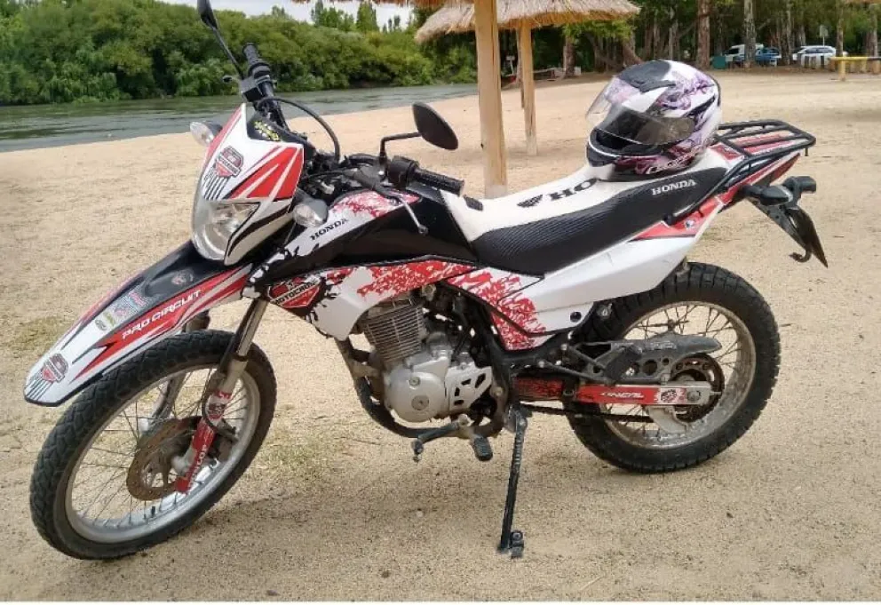 Le rompieron el portón para robarle la moto y pide ayuda para encontrarla