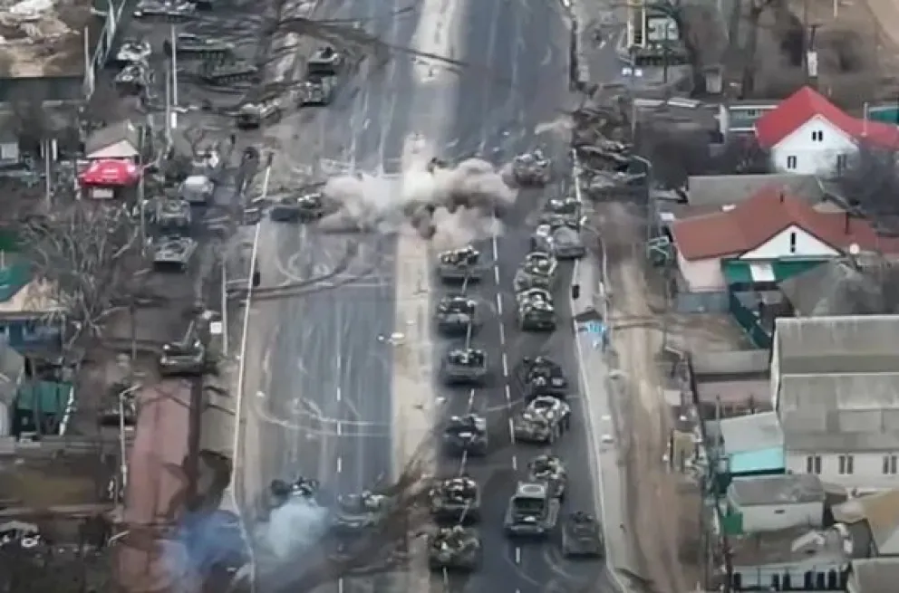 Impactante video: ucranianos le realizaron una emboscada a una columna de tanques rusos