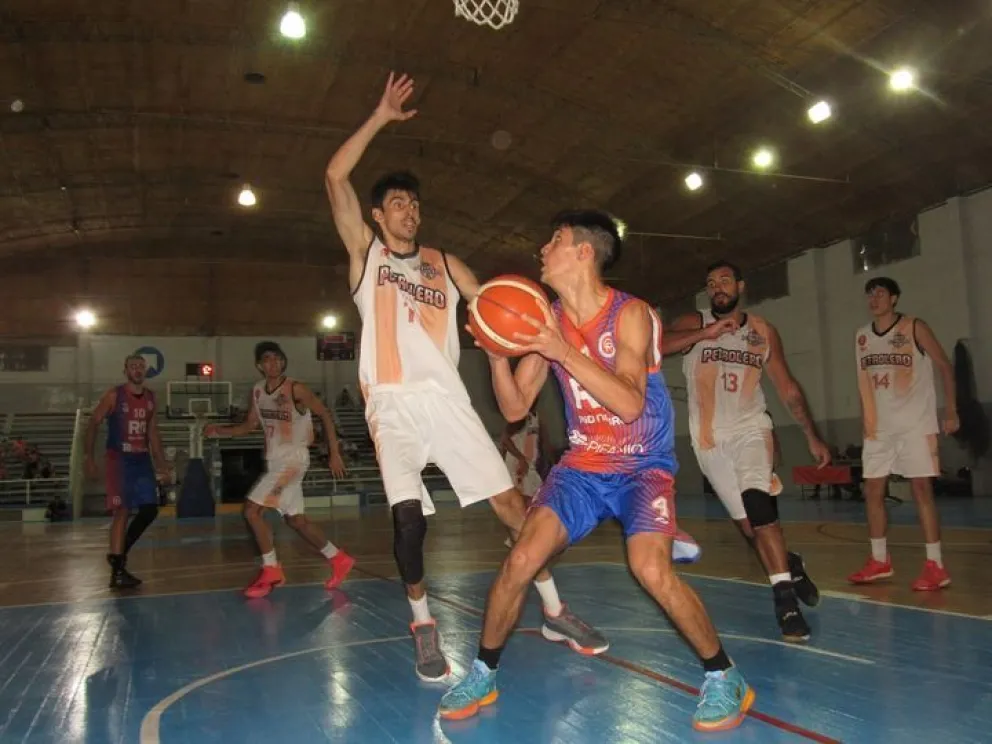 Deportivo Roca buscará una victoria ante Petrolero en Plaza Huincul