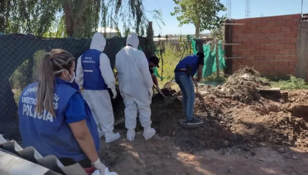 El hombre que apareció enterrado en el patio de su casa recibió un disparo en su cabeza antes de morir 