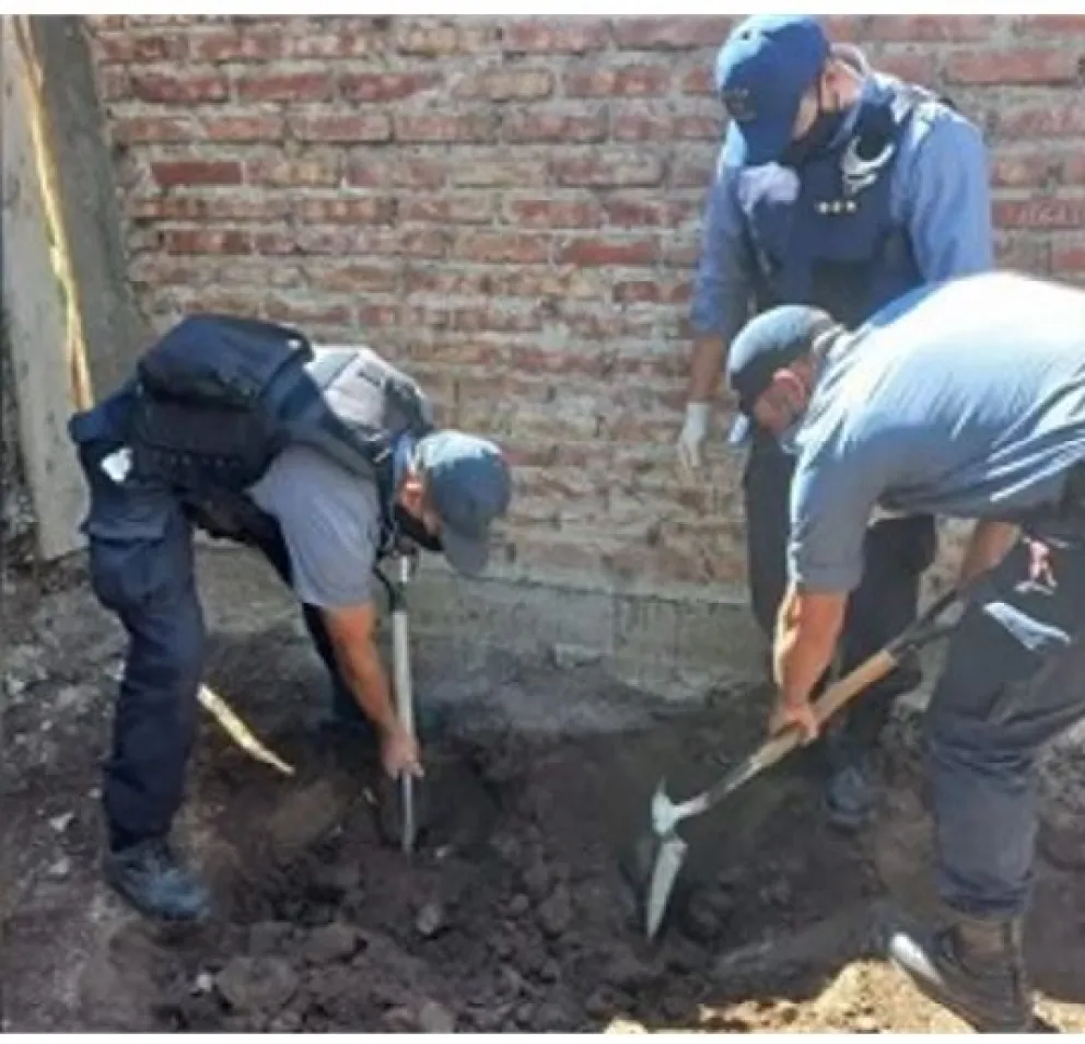 La Policía desenterró el “tesoro” de los delincuentes en una vivienda