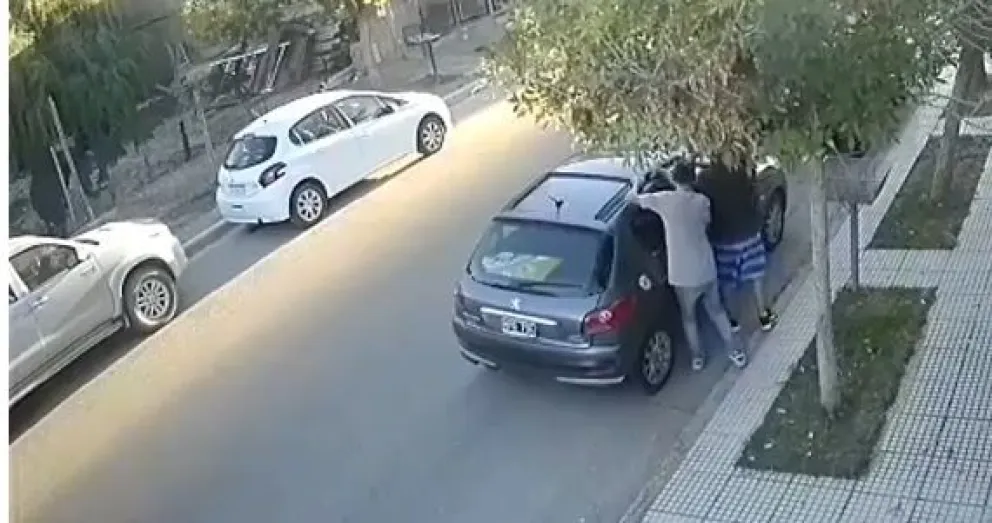 Ni los techos de los autos se salvan de los delincuentes