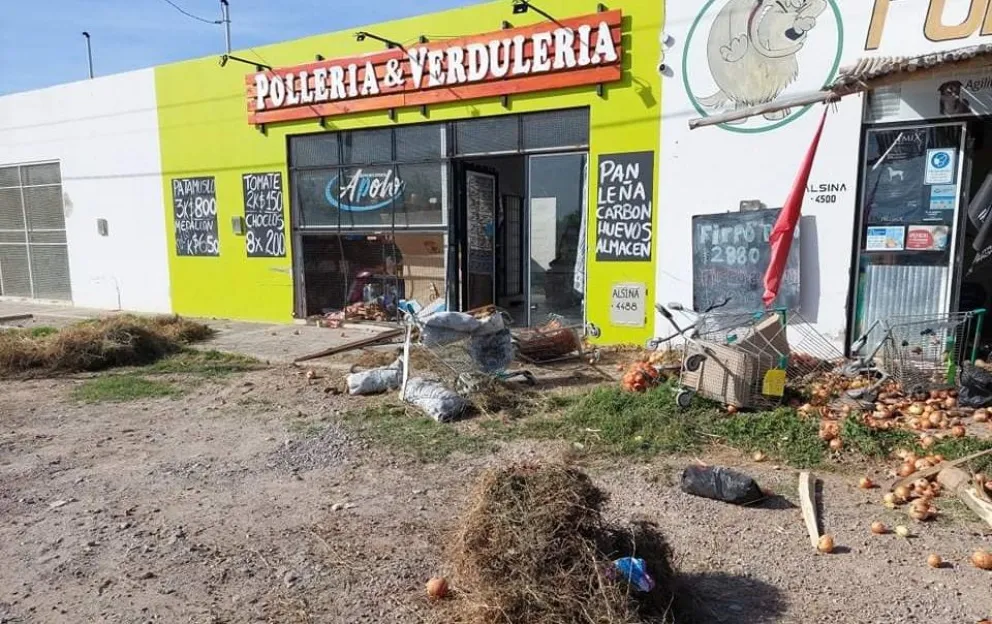Un auto casi termina adentro de una verdulería que había abierto el fin de semana
