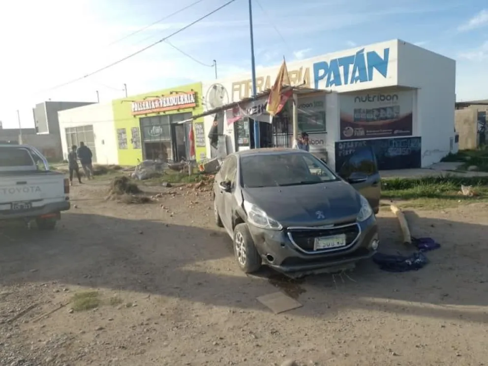 Un peligro: dos autos realizaron maniobras peligrosas y uno de ellos chocó contra dos locales