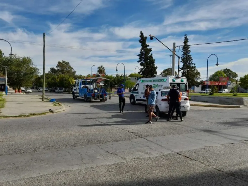 Una mujer herida en un choque en pleno centro y en una esquina caótica