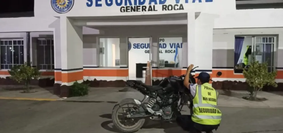 Trasladaban una moto con pedido de secuestro en la caja de una camioneta y los atraparon