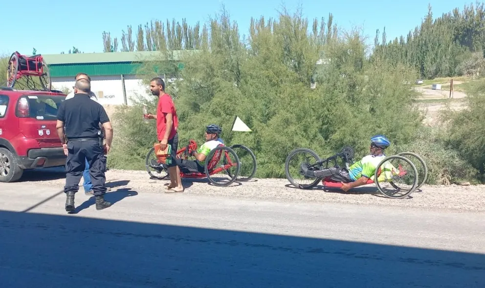 Hoy llegaron a Roca los atletas paralímpicos que realizan la travesía desde Calafate a Mar del Plata