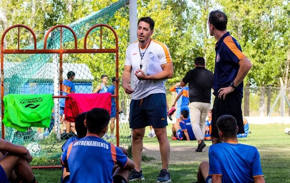 Diego Napolitano comenzó su segundo ciclo en el Deportivo Roca