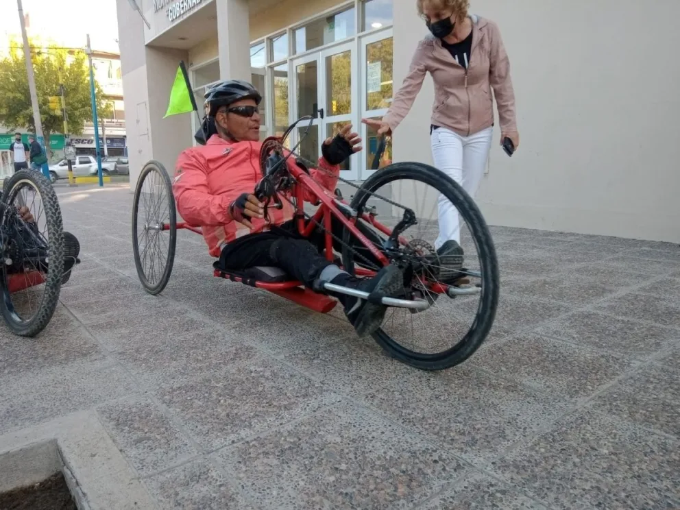 Los ciclistas paralímpicos estuvieron en Roca y fueron reconocidos