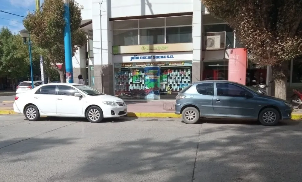 FOTOS: Una postal repetida en nuestra ciudad, autos estacionados sobre la ochava 