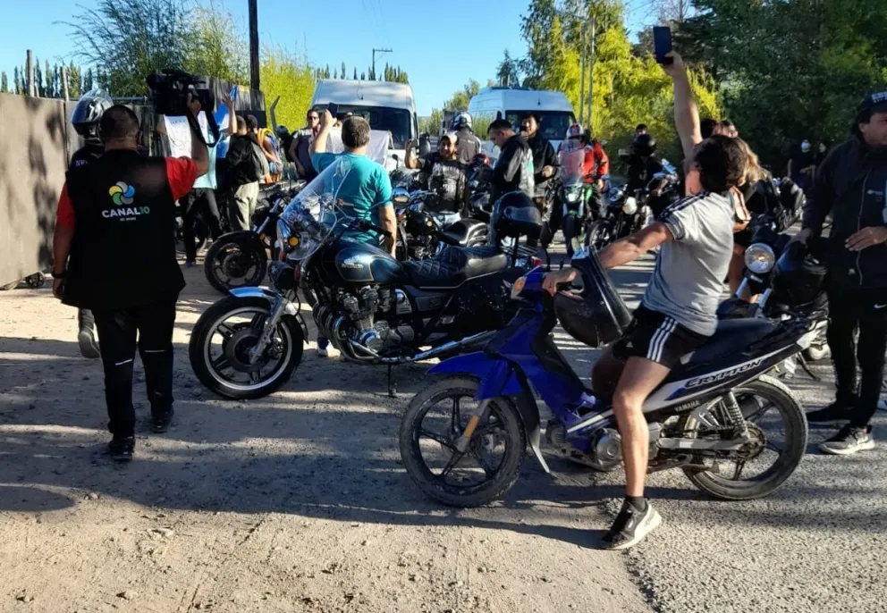 La Renga ya está en Fernández Oro y recorre el predio La Masía