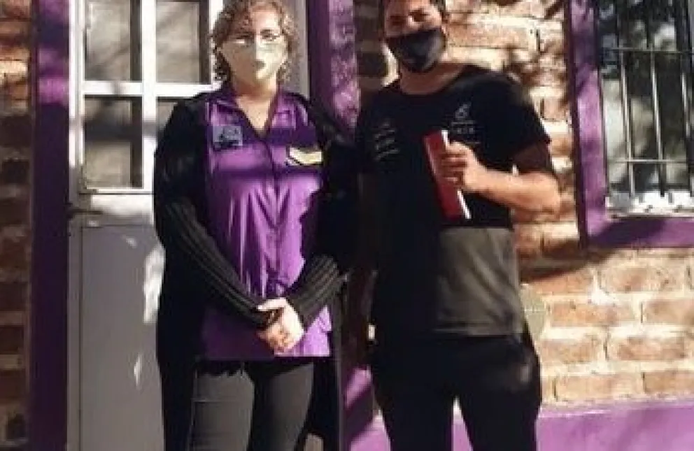 Una mujer encontró cheques por un monto cercano a los $ 200.000 pesos, buscó al titular y los devolvió