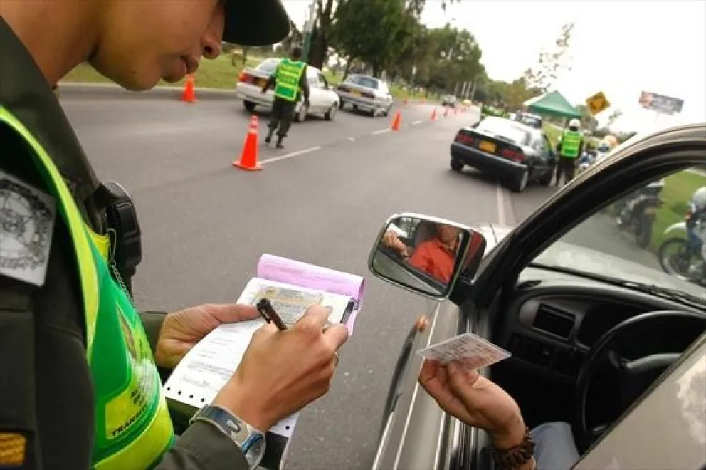 Girar en U, no tener carnet o falta de luces : una multa de tránsito te puede costar casi un millón de pesos 