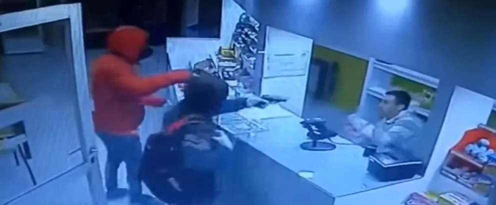 Quedó todo registrado: delincuentes armados se llevaron la recaudación del día en una estación de servicio 