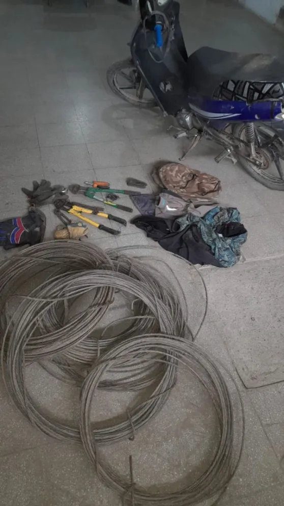 Ladrones de cobre: iba en moto y lo atraparon con cinco rollos de cables