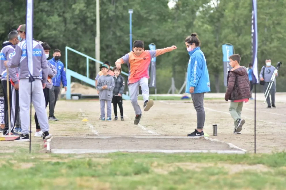 Se realizó un nuevo encuentro de atletísmo y se inaguraron los baños de la pista