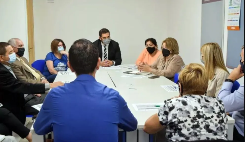 Piden atención diferenciada por las largas esperas para los adultos mayores en los bancos