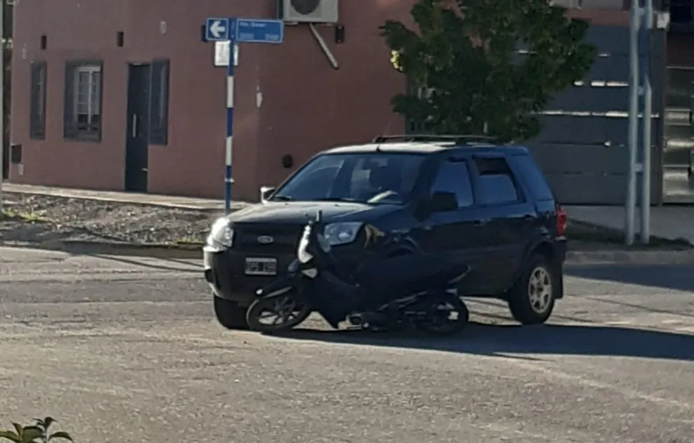 Chocaron un auto y una moto en una esquina complicada