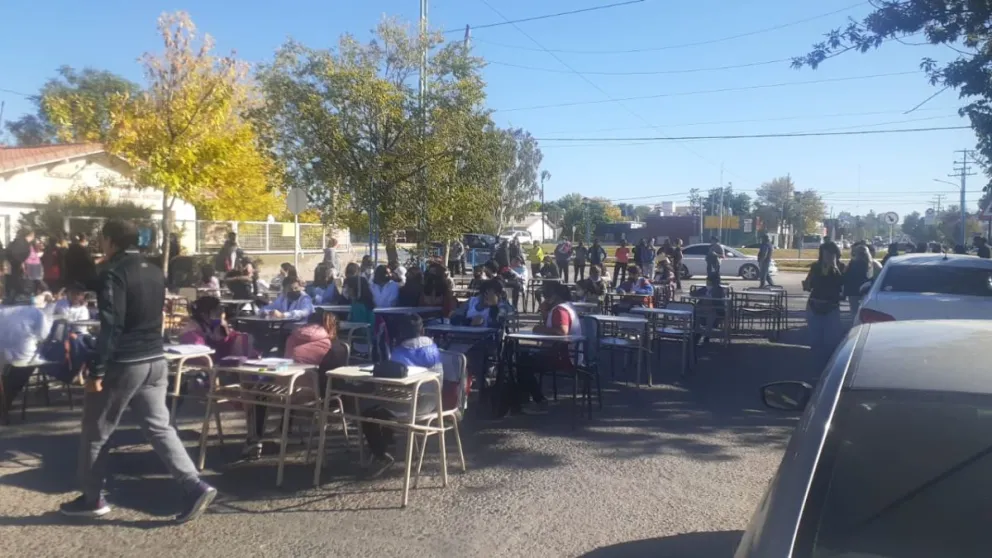 Clases públicas en la Escuela 95: piden que los niños sean reubicados