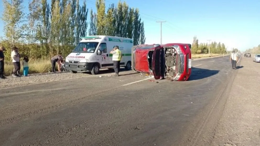 Una familia volcó su auto en Ruta 22 a la altura de Cervantes