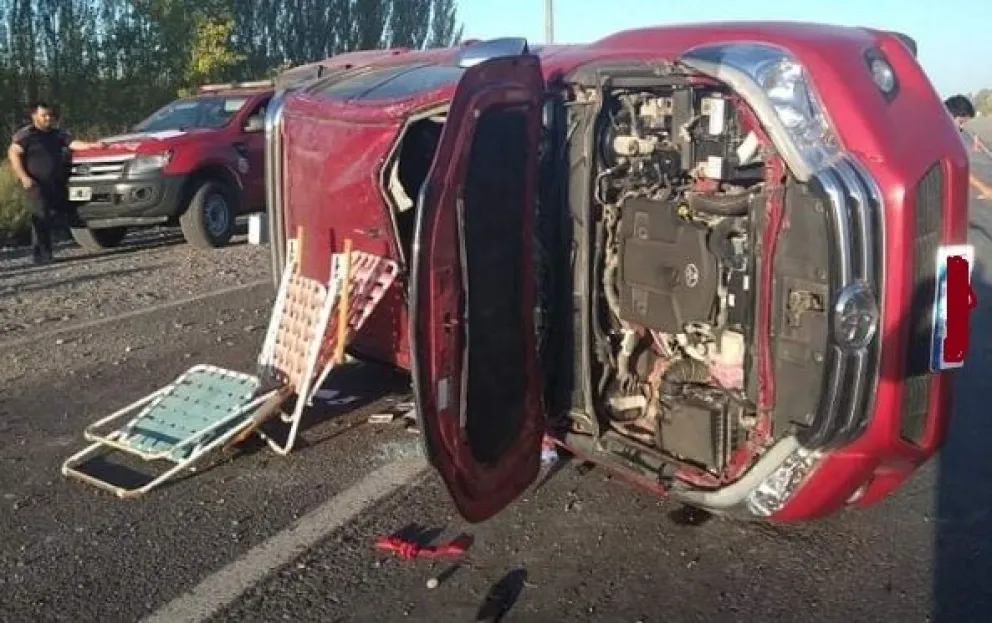 Vuelco en la Ruta 22: Una de las personas que viajaba en la camioneta, sigue internada