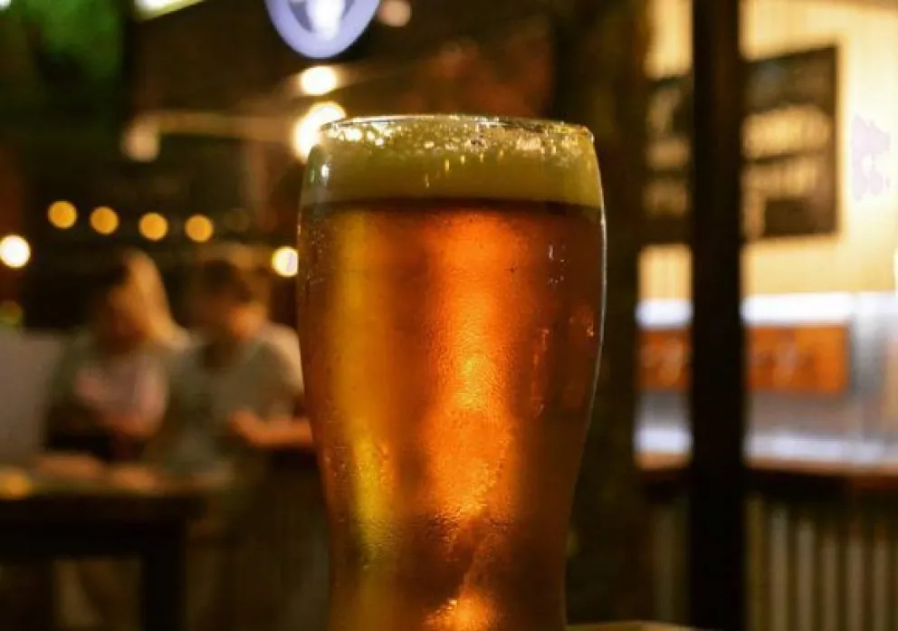 Invitan a descubrir la ciudad de noche y saborear la cerveza artesanal en Roca