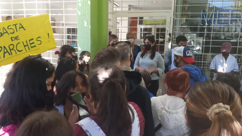 Padres y Madres de la Escuela 95 marcharon para pedir que reubiquen a sus hijos
