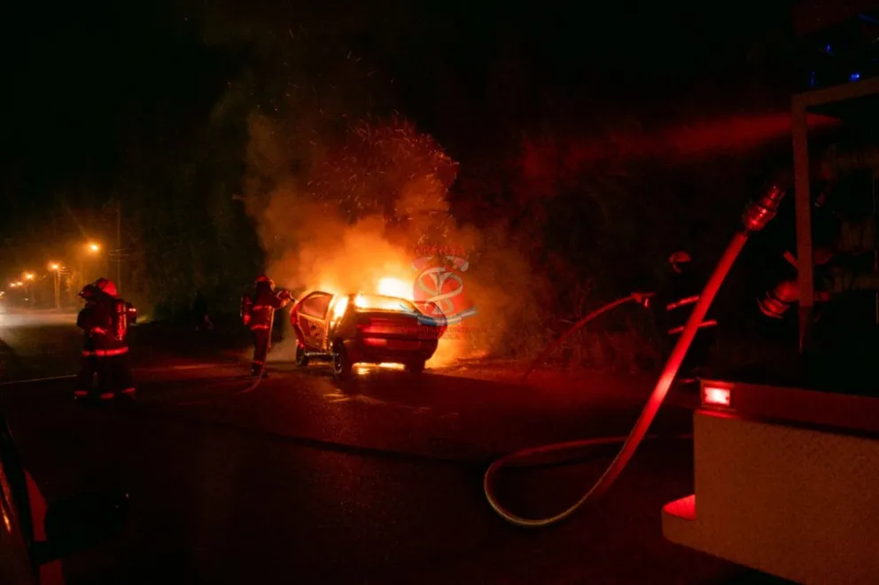 Noche complicada: un auto se prendió fuego en plena calle 