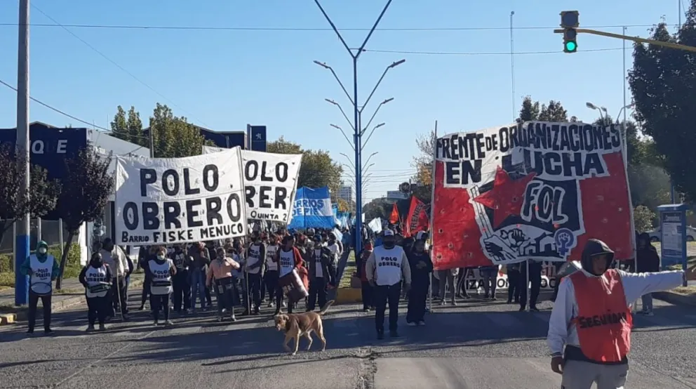 Organizaciones sociales cortaron Ruta 22 y ahora acampan frente a la delegación del Gobierno Provincial