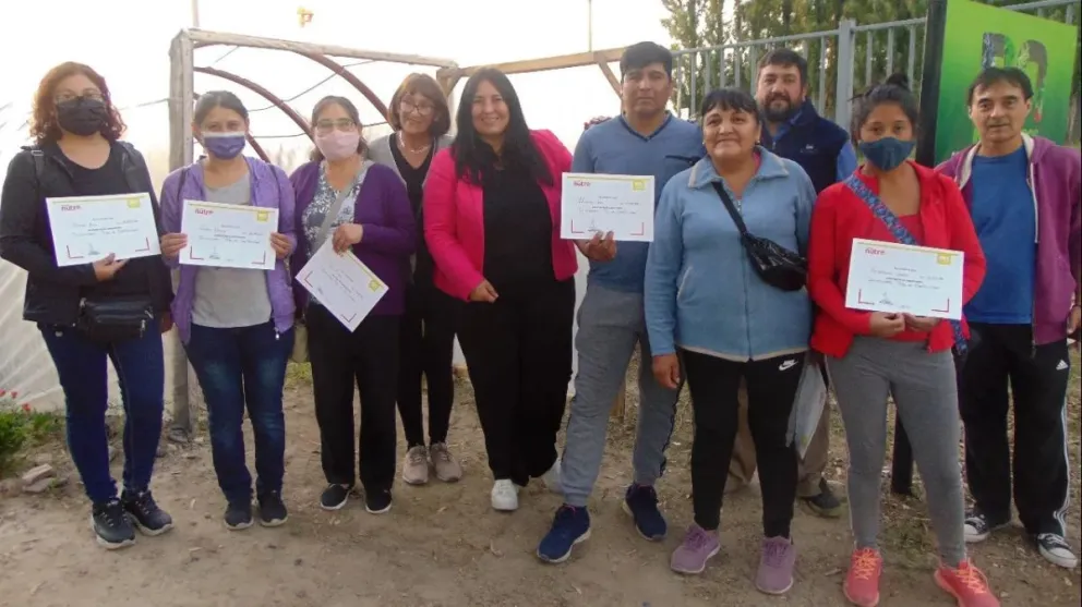 Familias roquenses terminaron el taller de huertas e invernaderos