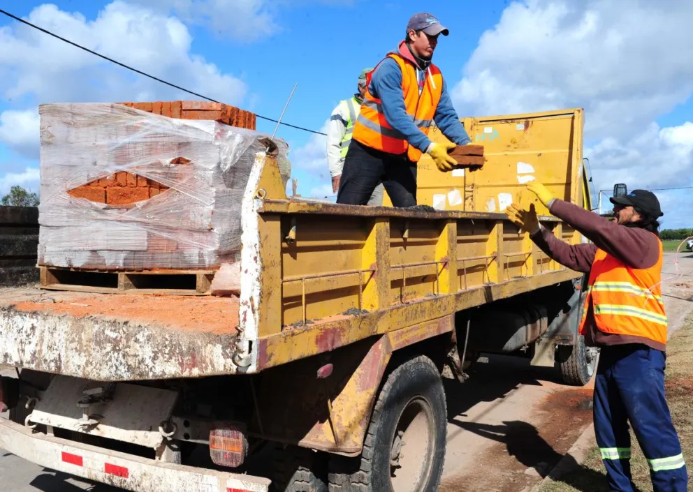 Descargaba ladrillones en una obra y, en una maniobra, dañó una camioneta vecina