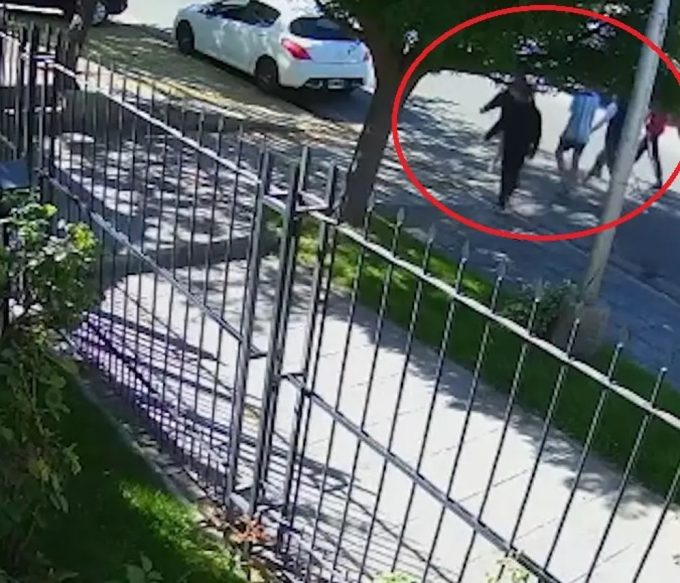 No hay paz: se estaba por ir de vacaciones y  seis "pibes" le robaron el auto a plena luz del día 