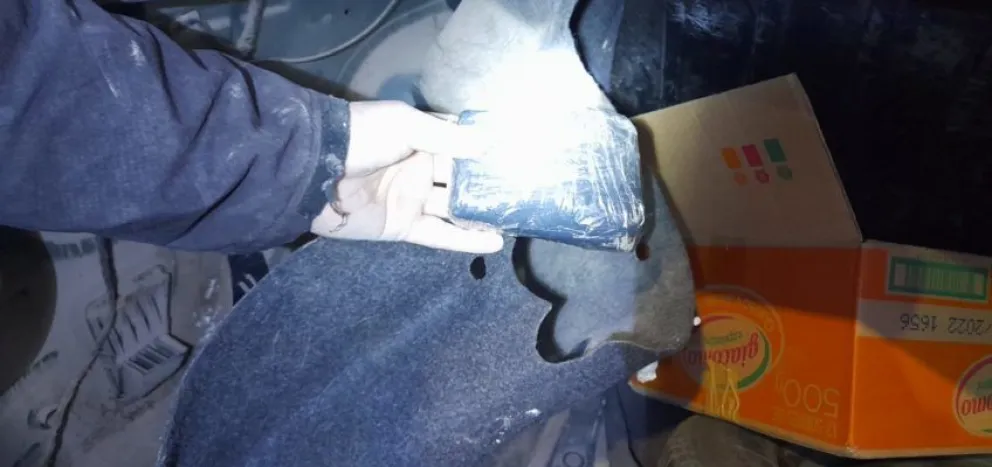 Detuvieron a un peligroso hombre con orden de detención nacional que transportaba cocaína
