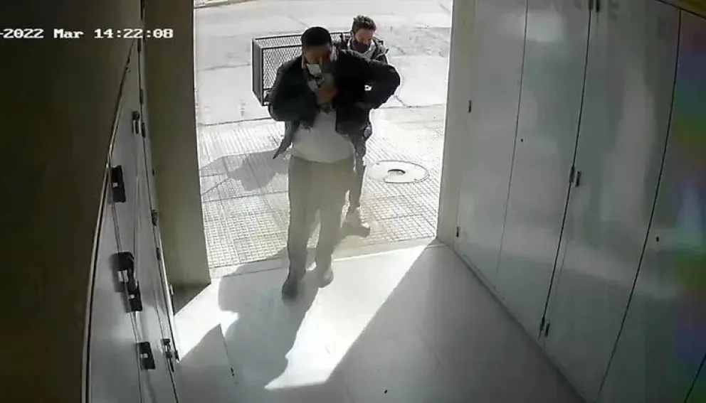 Robaron en dos edificios y quedaron registrados en la cámara de seguridad