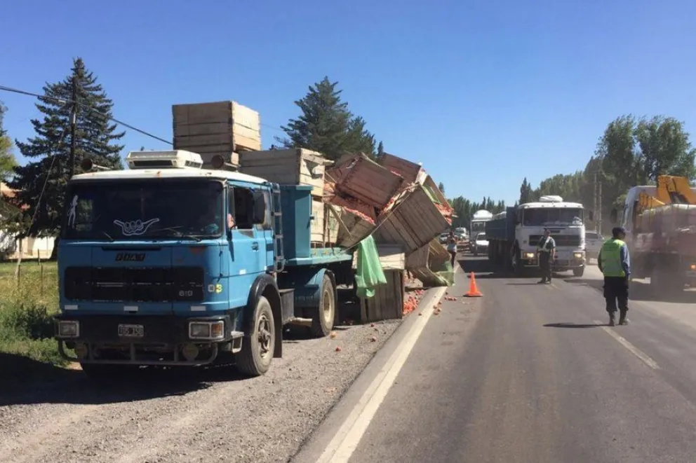 Transportaba manzanas a Roca, un camión con acoplado perdió el control y lo hizo perder toda la carga