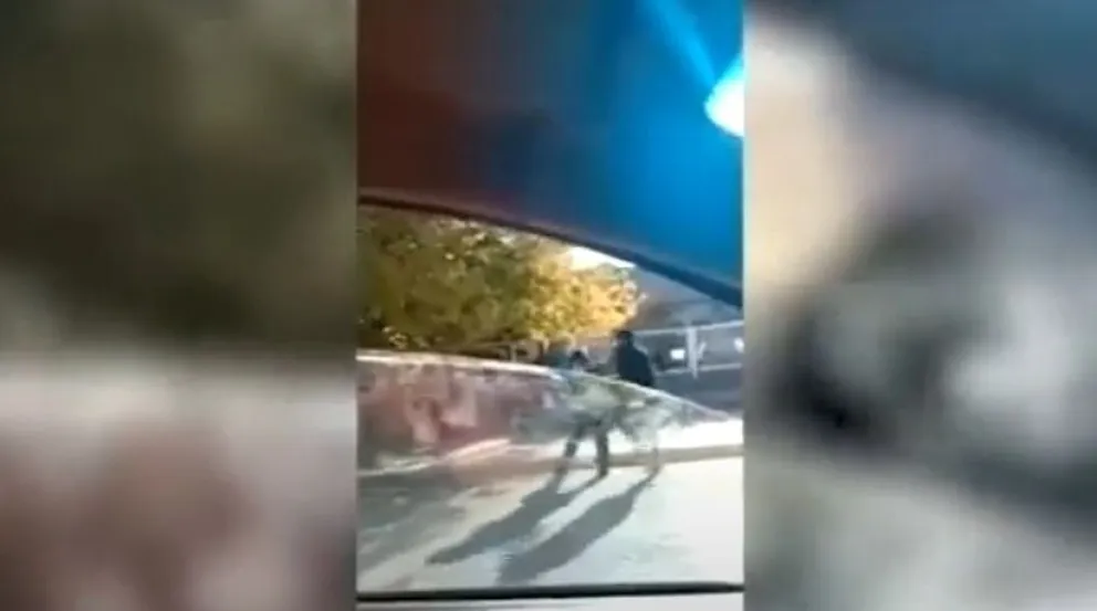 Quedó todo grabado: mira cómo este vecino golpeo a un inspector de tránsito en plena calle 