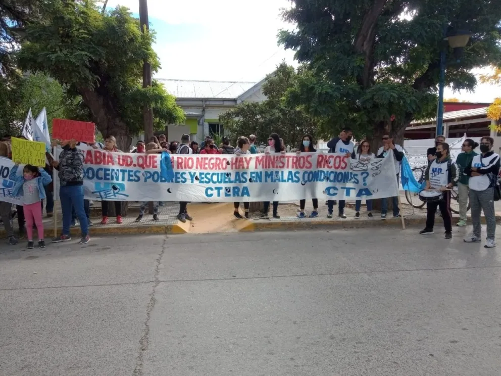 Paro de Unter en Roca: Abrazo simbólico y movilización a la delegación de Educación