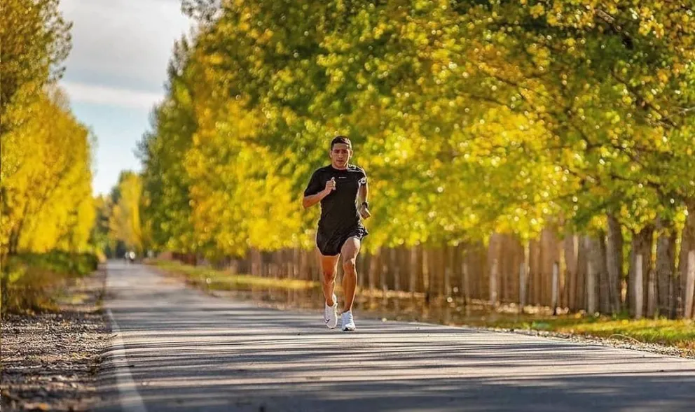 Un atleta busca unir Bariloche y Roca en una travesía solidaria en beneficio de Bomberos