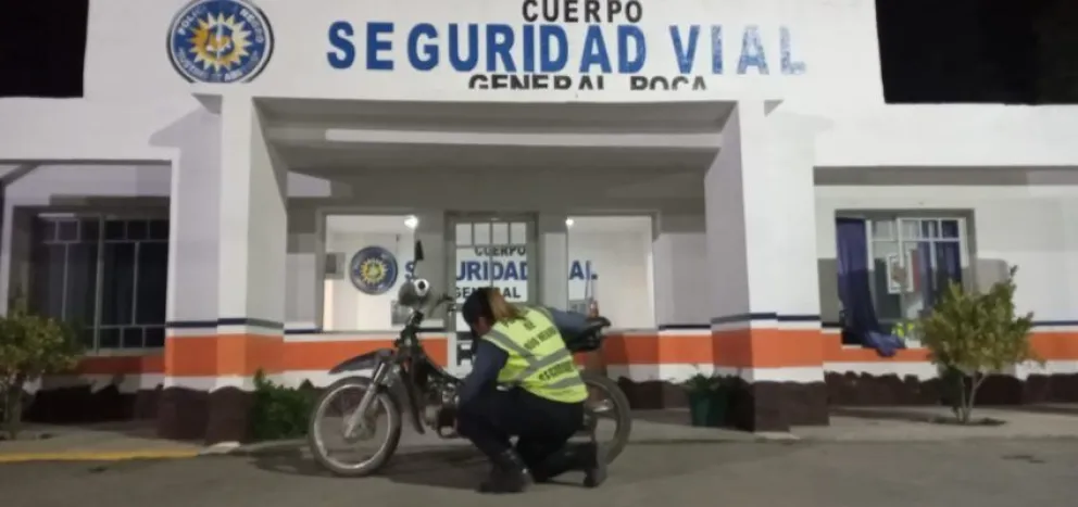 Lo pararon por un control y manejaba una moto robada 