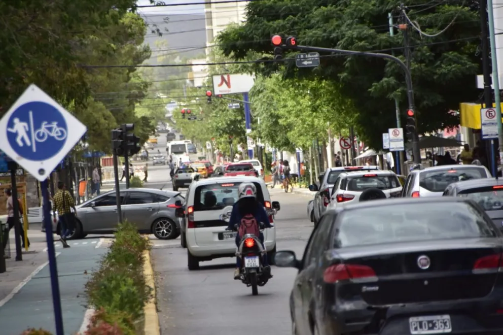 La mandó a lavar los platos y le vació un conteiner de basura en el capot