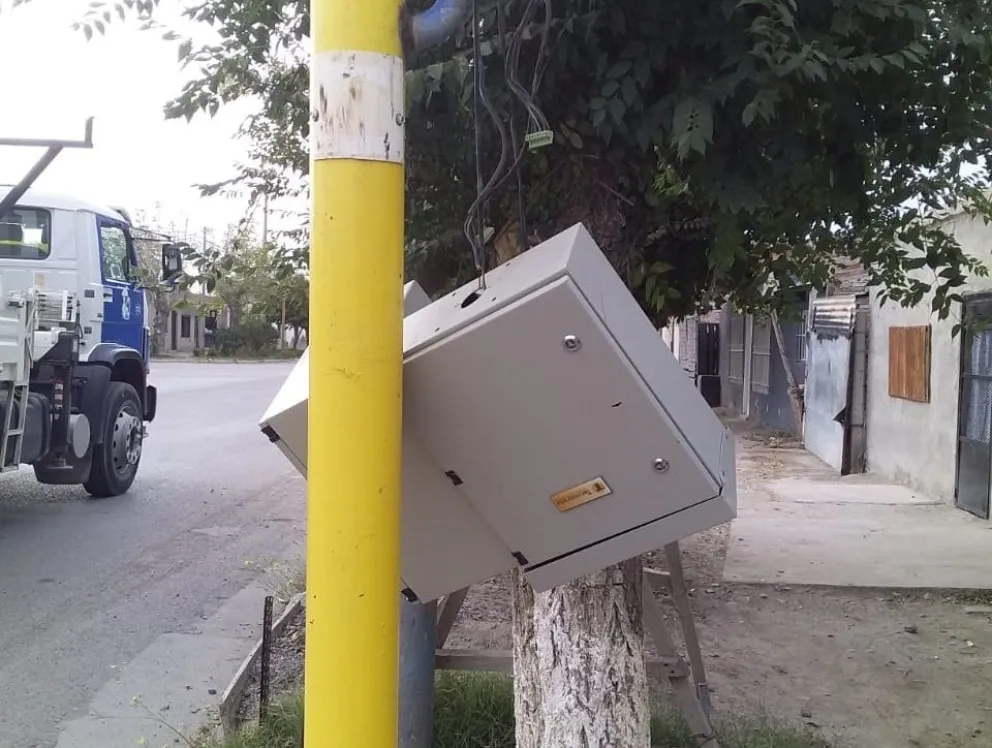 Un camión embistió el semáforo de Santa Cruz y Evita