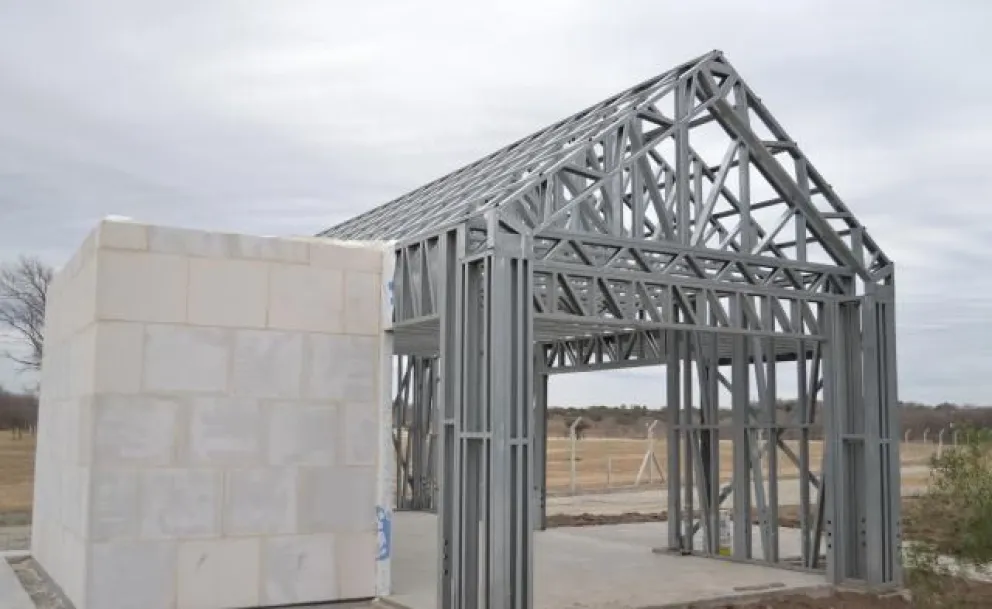 Denuncian a una constructora de Roca por estafas