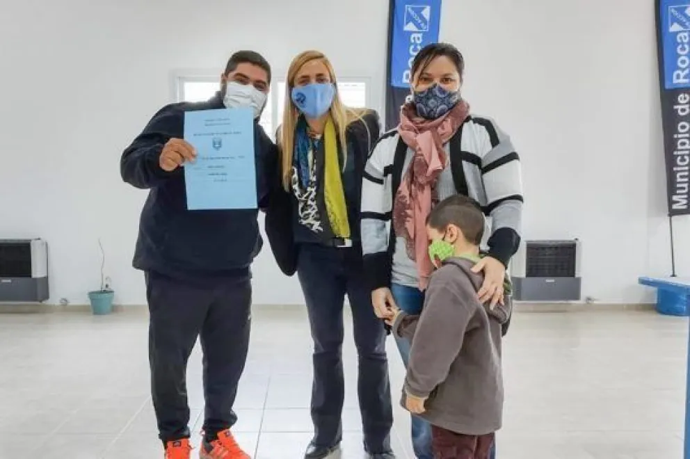 Pura emoción: 15 familias recibieron las escrituras de sus casas