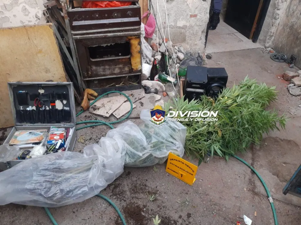 Una cosa llevó a la otra y tres personas terminaron sin armas, sin drogas y detenidas