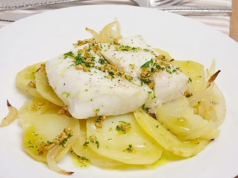 Receta de vigilia: hacé merluza al horno con papas