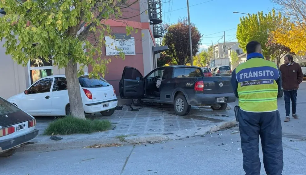 Impresionante choque: Los vehículos terminaron arriba de la vereda